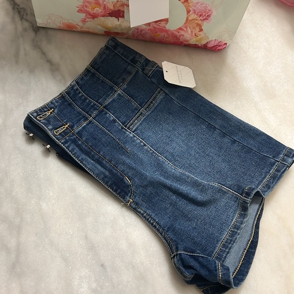 Medium wash denim shorts - Picture 3 of 5